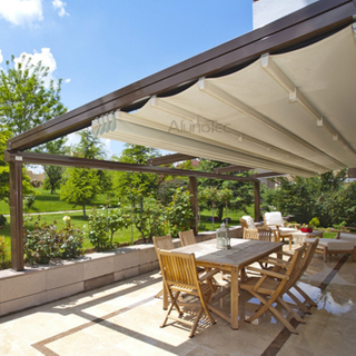 Pergola im Freien, einziehbares, faltbares, motorisiertes Lamellendach für die Beschattung von Autos