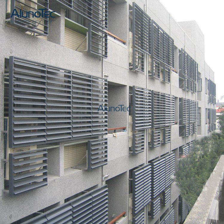 Dekorativer vertikaler Sonnenschutz aus Aluminium für die Gebäudefassade