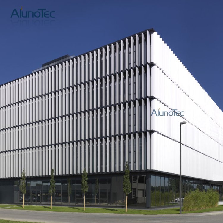 Dekorativer vertikaler Sonnenschutz aus Aluminium für die Gebäudefassade