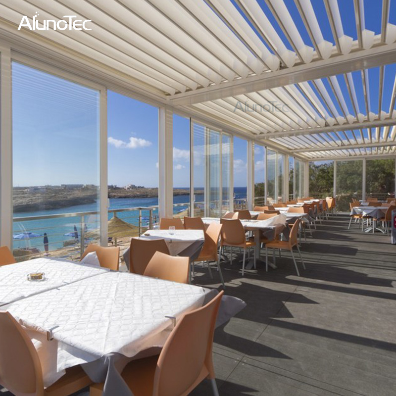 Outdoor-Restaurant: Individuelle Design-Pergola mit Lamellendach