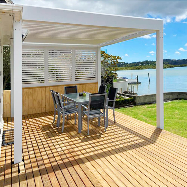 Pergola mit WPC-Terrassendiele