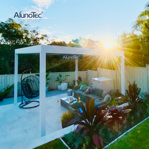 28'x12' schwarzgraue wandmontierte, motorisierte Zip-Screens, verschiebbare Lamellenwände, Pergo-Lux-Pergola mit 3 Seiten