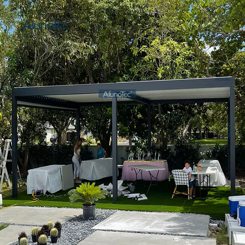 4 m breit x 4 m, an der Wand montierte, freistehende Pergola, graues, motorisiertes, wasserdichtes Aluminiumdach mit Curtians-Lamellen