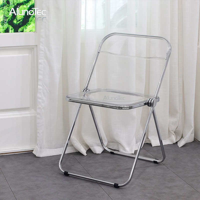 Einfache Gartenmöbel, transparente, faltbare Kunststoffstühle