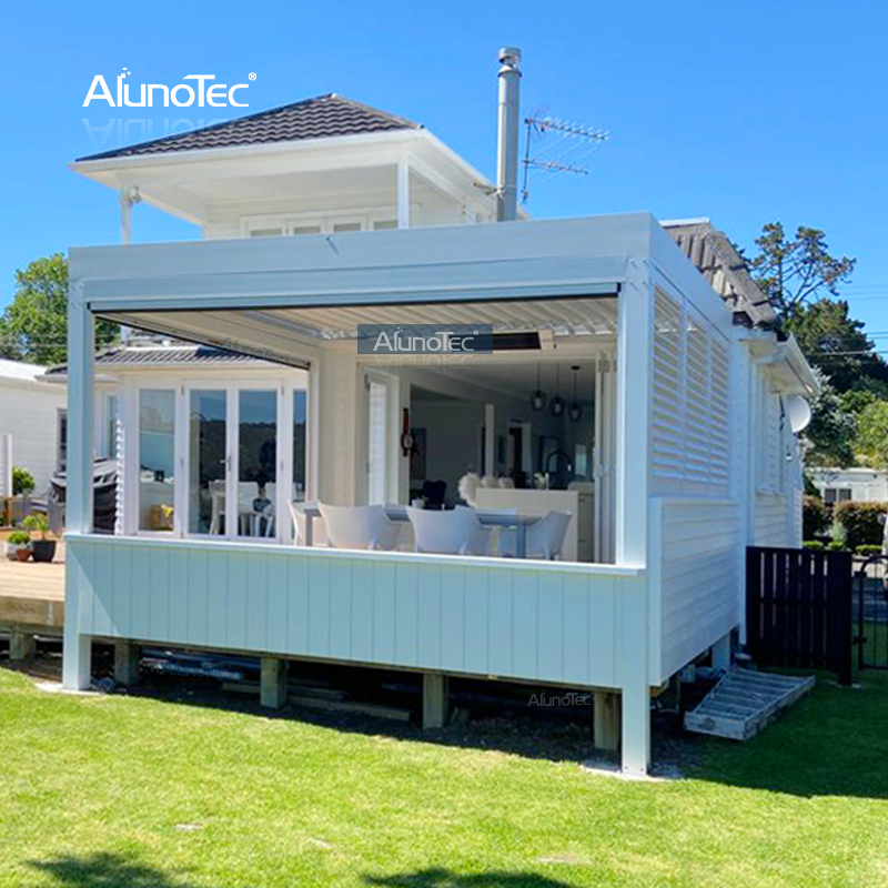 30L x 12B x 8H freistehende motorisierte Pergola mit Lamellen und Schiebetüren