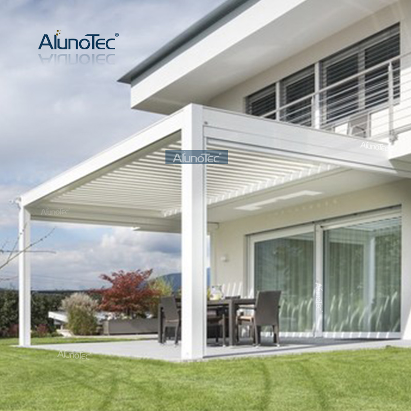 AlunoTec installiert offene Aluminium-Terrassenpergolen mit den Maßen 24'x12', einer Pergola mit Sichtschutz