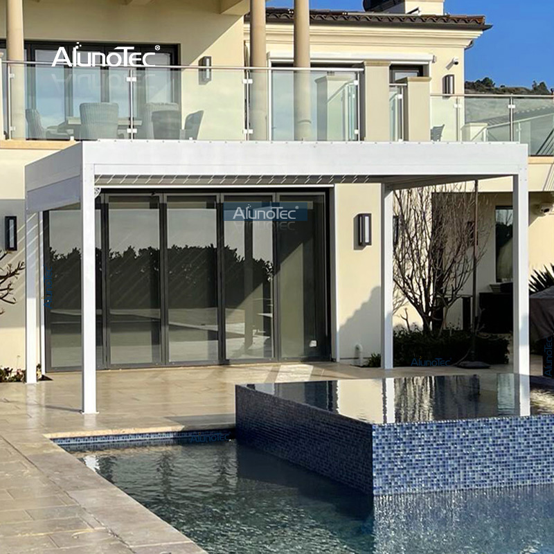 4 m breit x 4 m, an der Wand montierte, freistehende Pergola, graues, motorisiertes, wasserdichtes Aluminiumdach mit Curtians-Lamellen