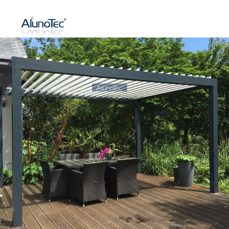 AlunoTec installiert offene Aluminium-Terrassenpergolen mit den Maßen 24'x12', einer Pergola mit Sichtschutz
